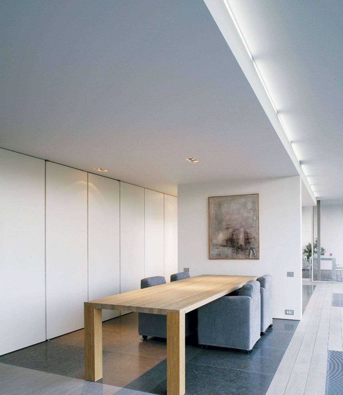 Линейный потолочный светильник