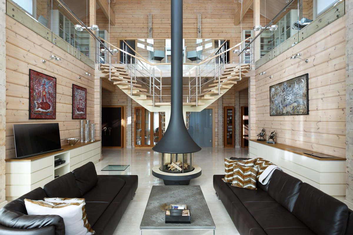 Лестница в доме со вторым светом