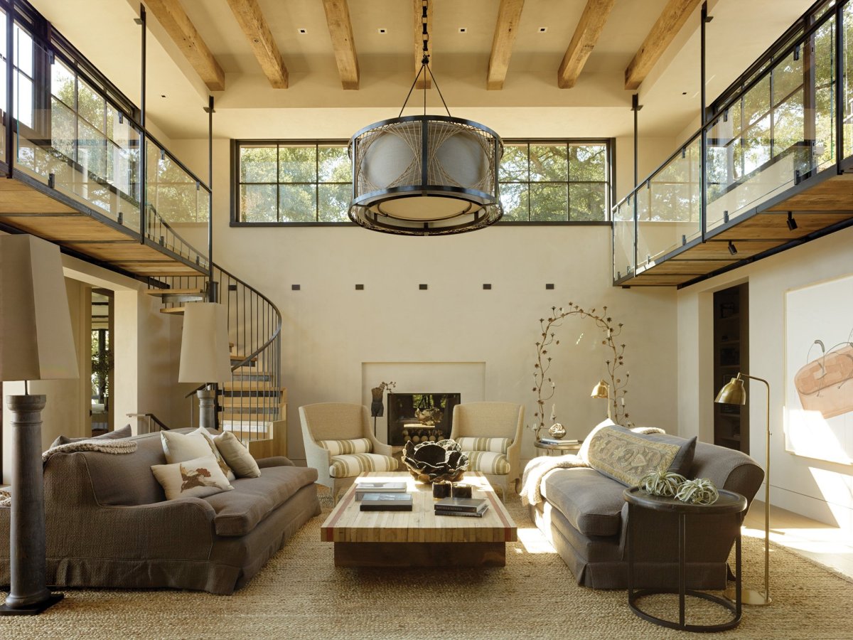 Гостиная в двухэтажном доме