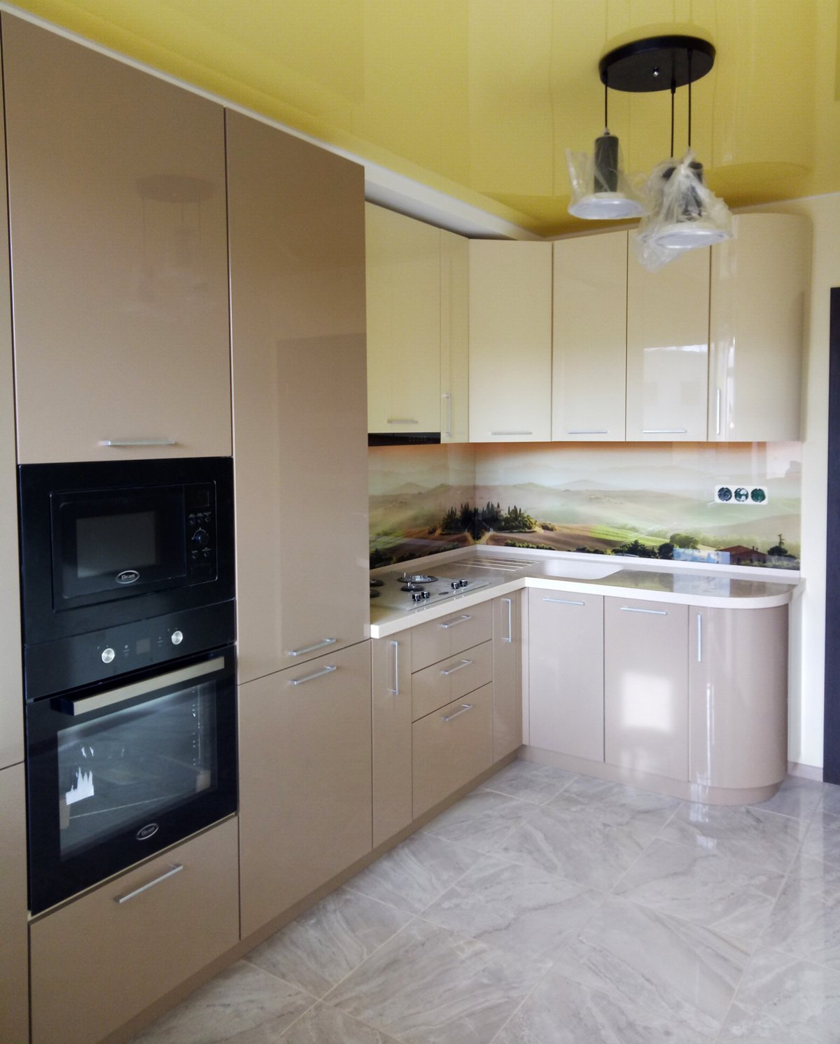 Светло коричневая кухня