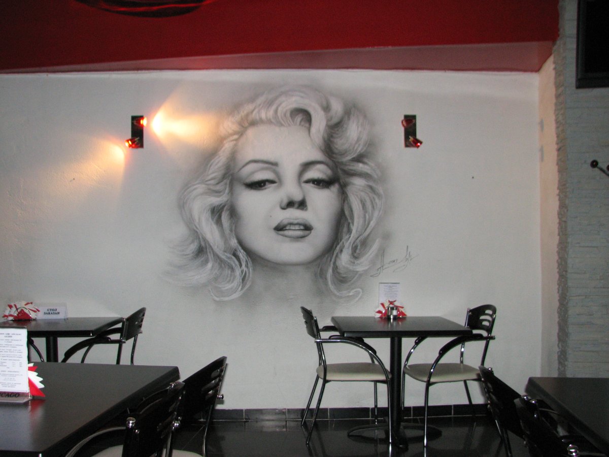 Дизайнерская роспись на стене девушка