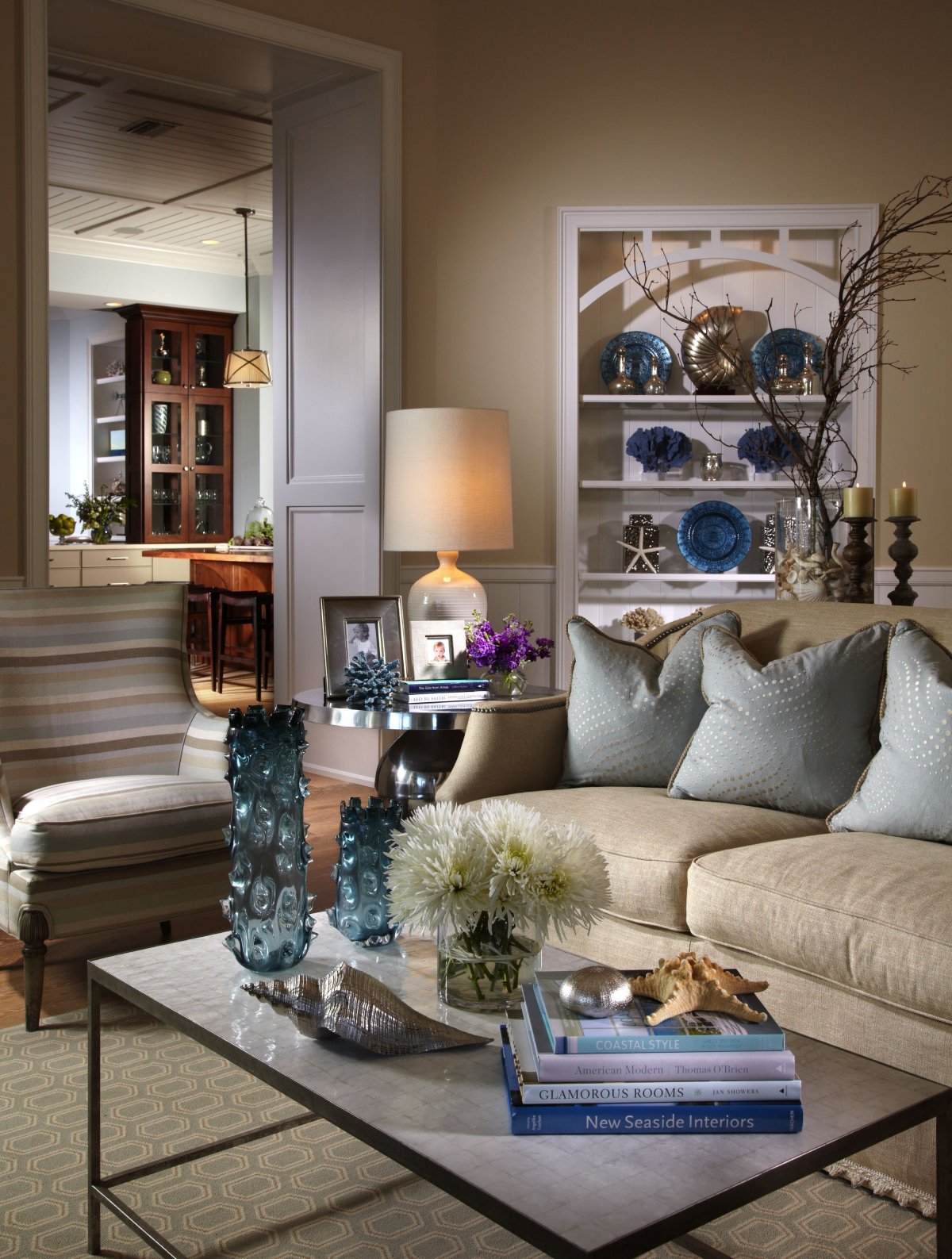 Интерьер гостиной в бежево-голубых тонах