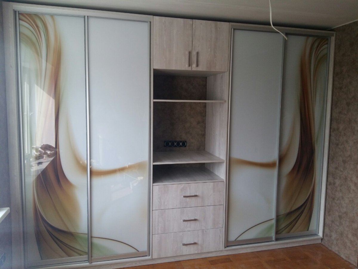 Шкаф купе 3 метра с нишей для ТВ