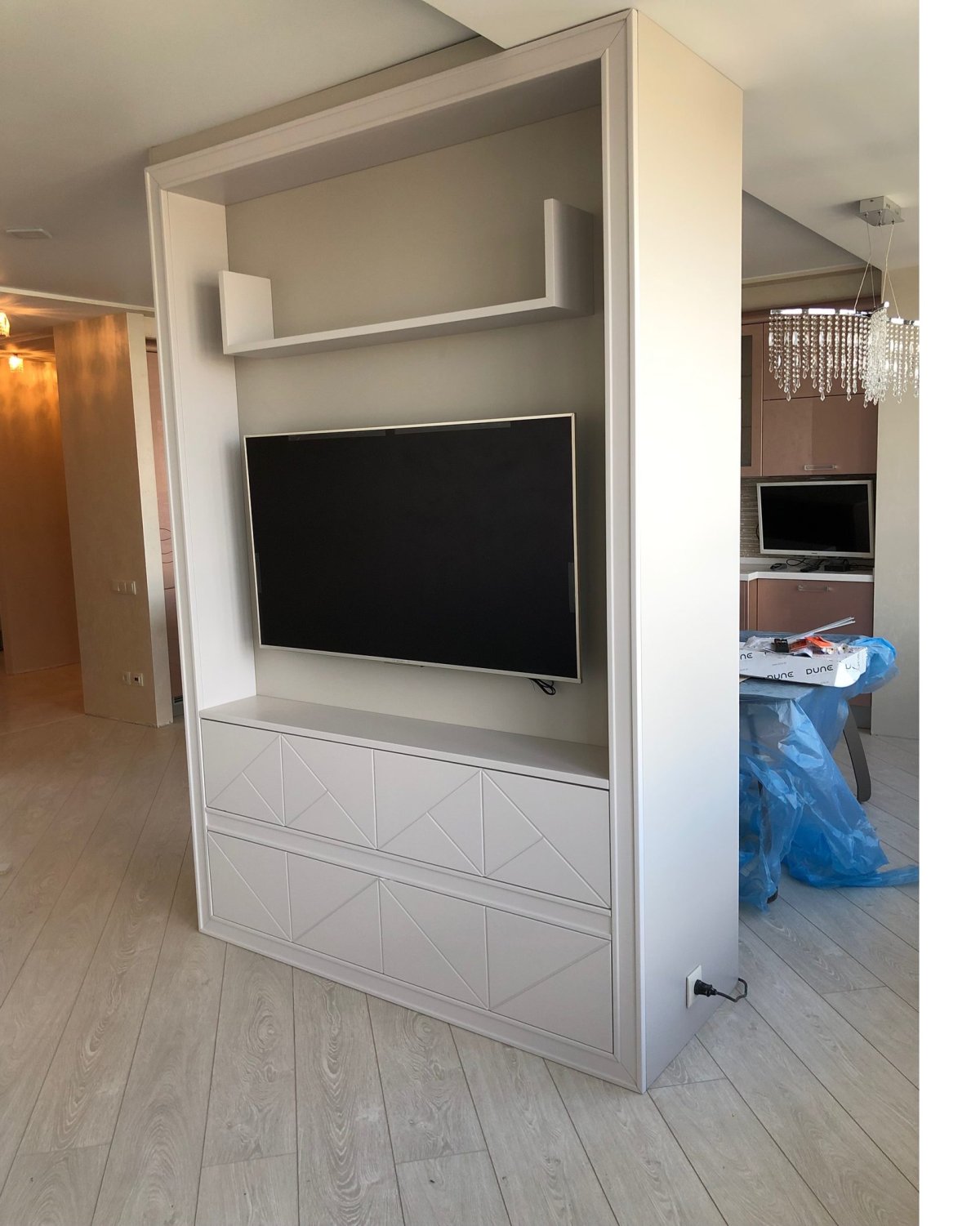 Шкаф с нишей под телевизор