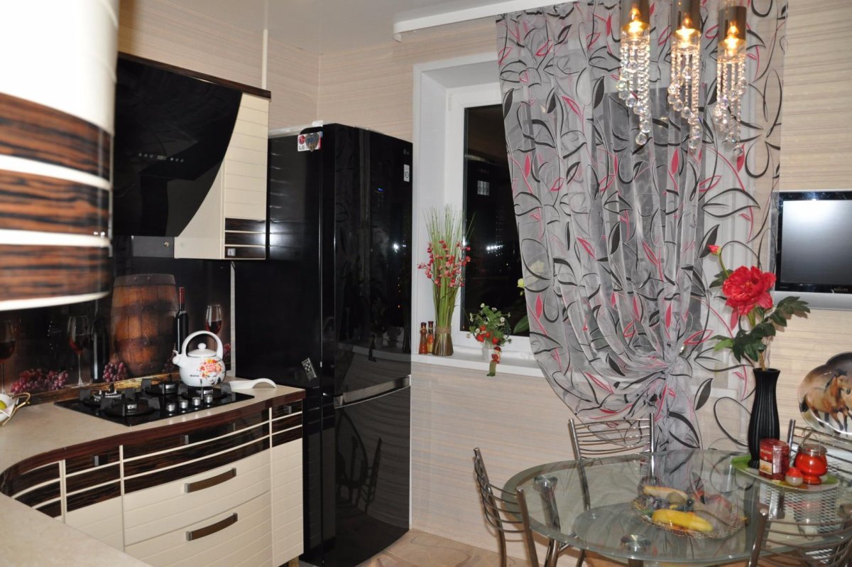 Шторы к белой кухне с черной столешницей