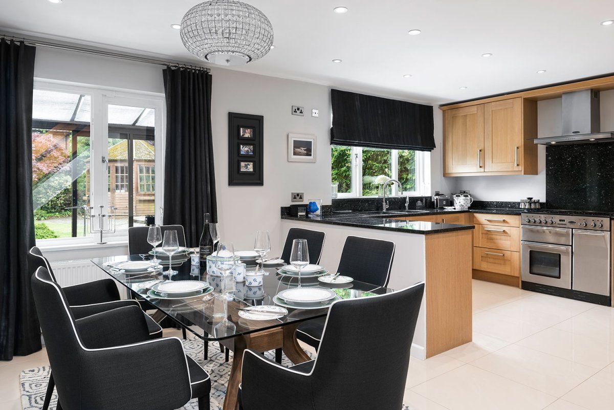 Шторы под черно белую кухню