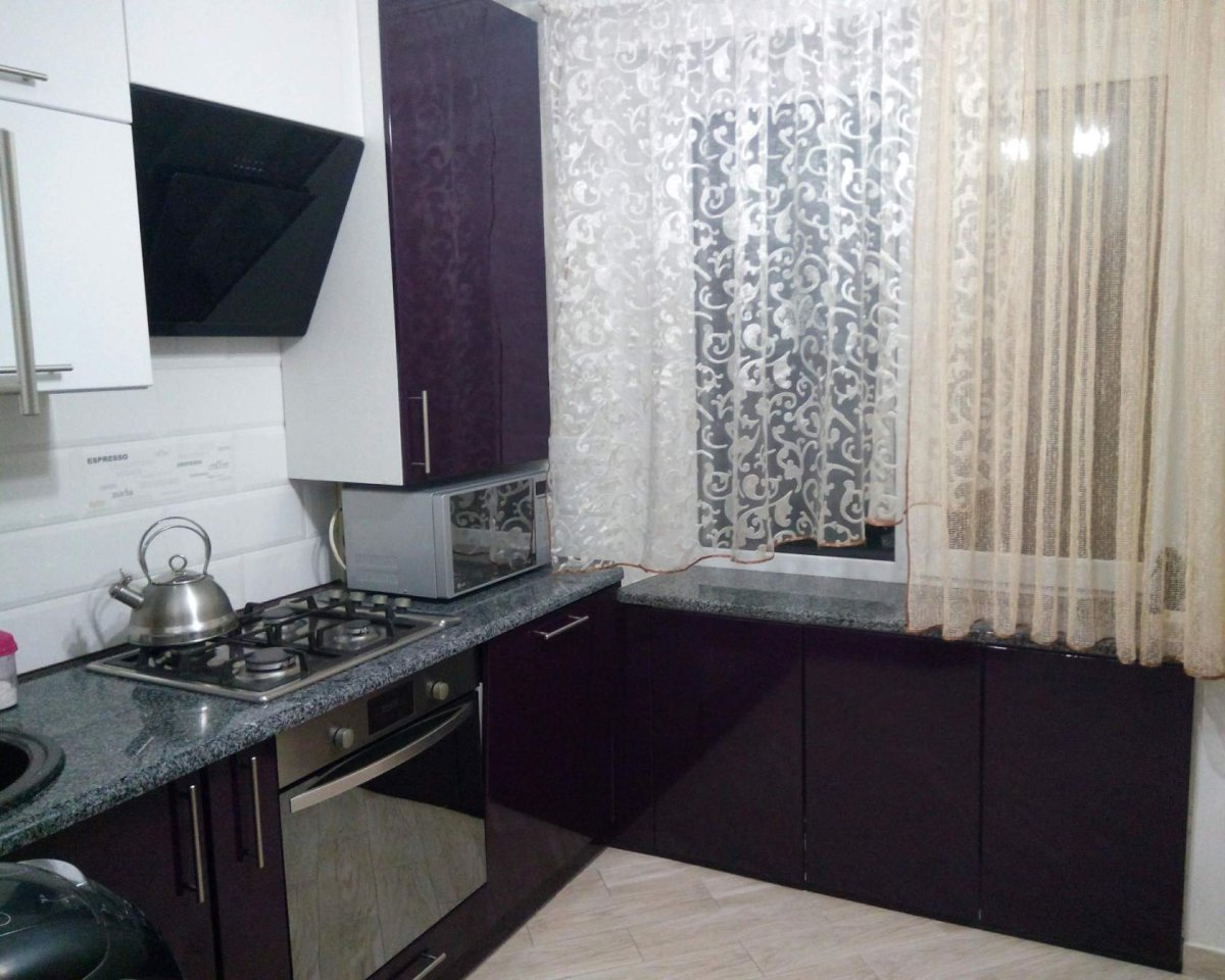 Шторы в черно-белом интерьере в кухню