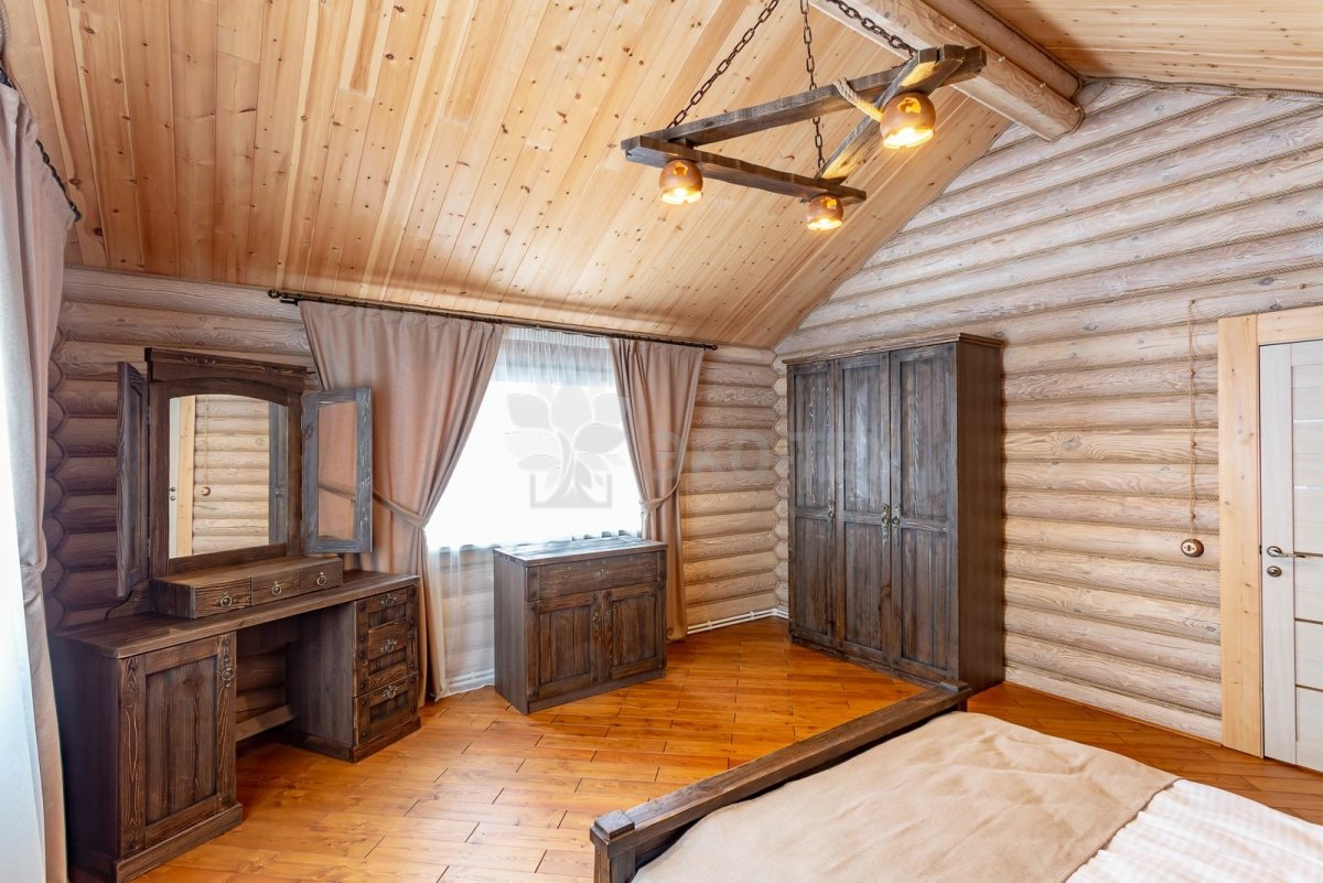 Интерьер спальни отделанной имитацией бруса