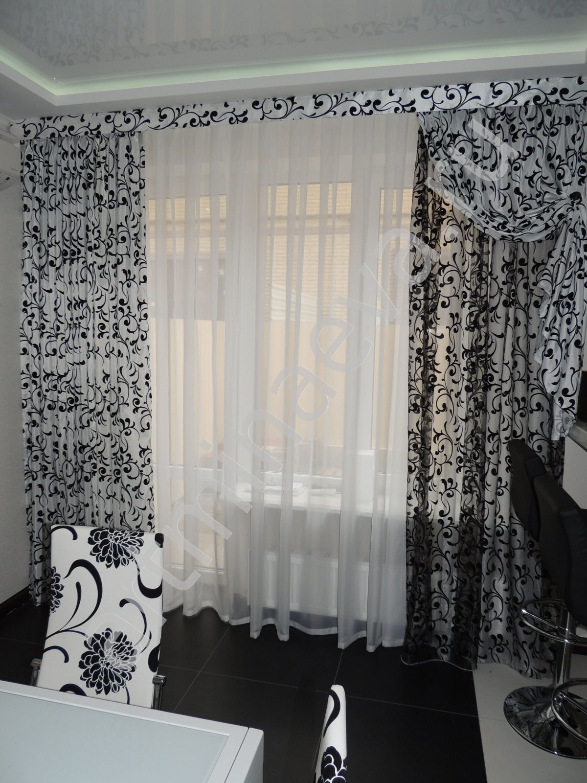 Шторы на кухню черно белые