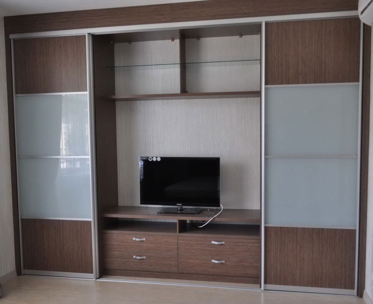 Шкаф купе с подставкой под телевизор