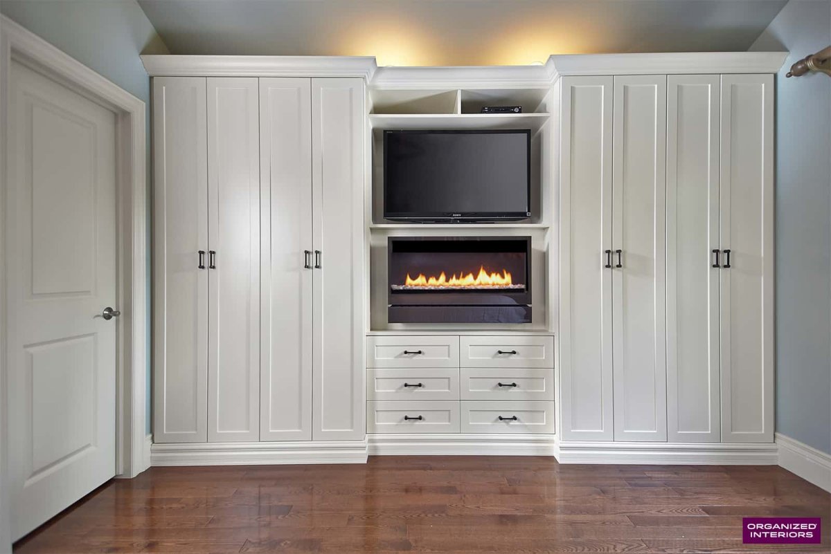 Шкаф с телевизором в спальню с распашными дверями