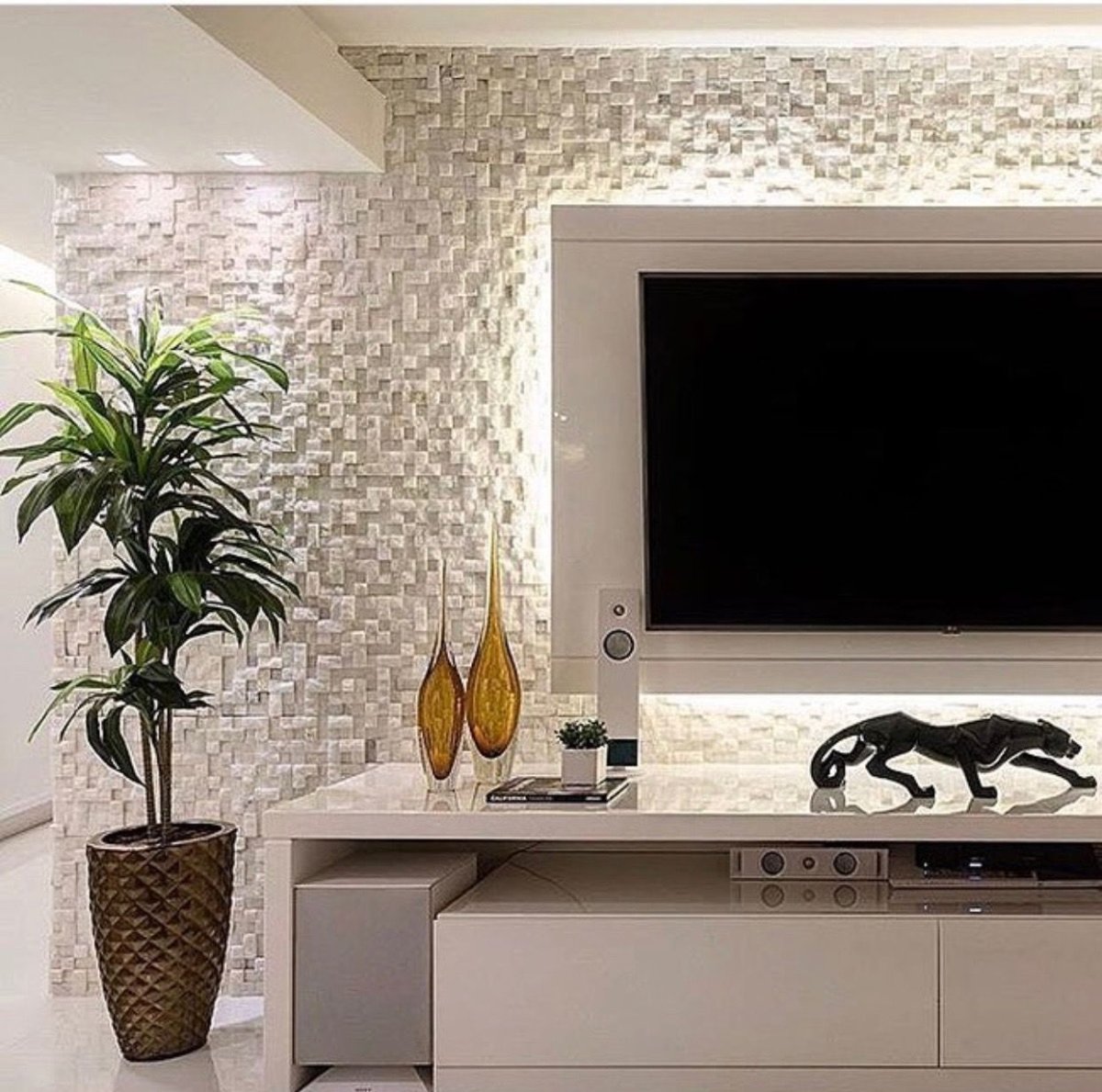 Декор вокруг телевизора