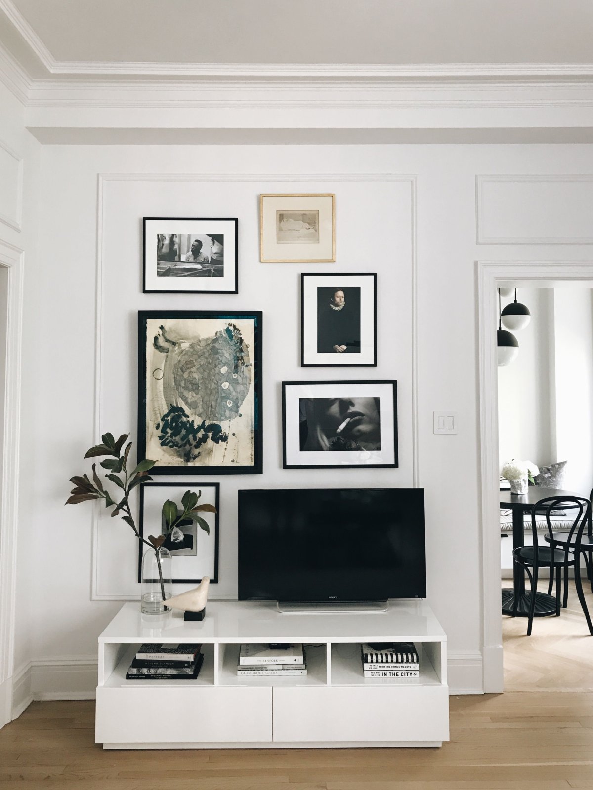 Телевизор с белой рамкой