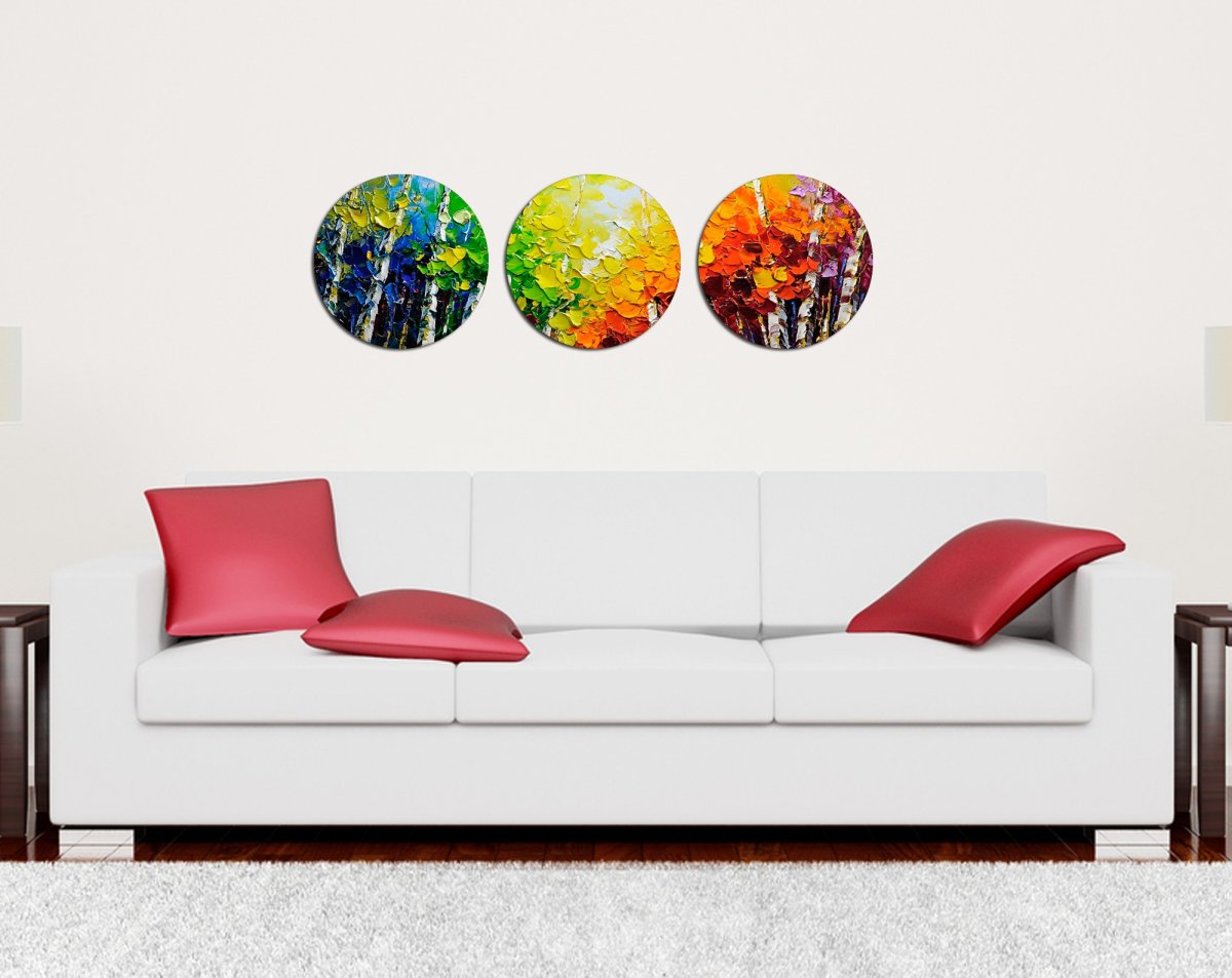 Модульные картины в интерьере гостиной над диваном фото