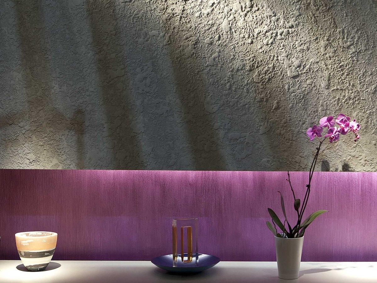 Рейки в интерьере гостиной на стене