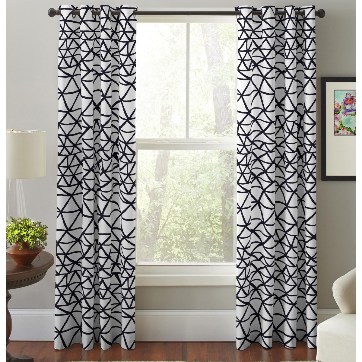Шторы белые с черным геометрическим