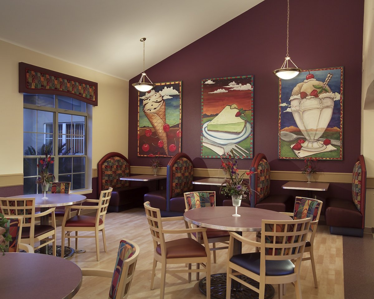 Интерьер маленького кафе в деревенском стиле