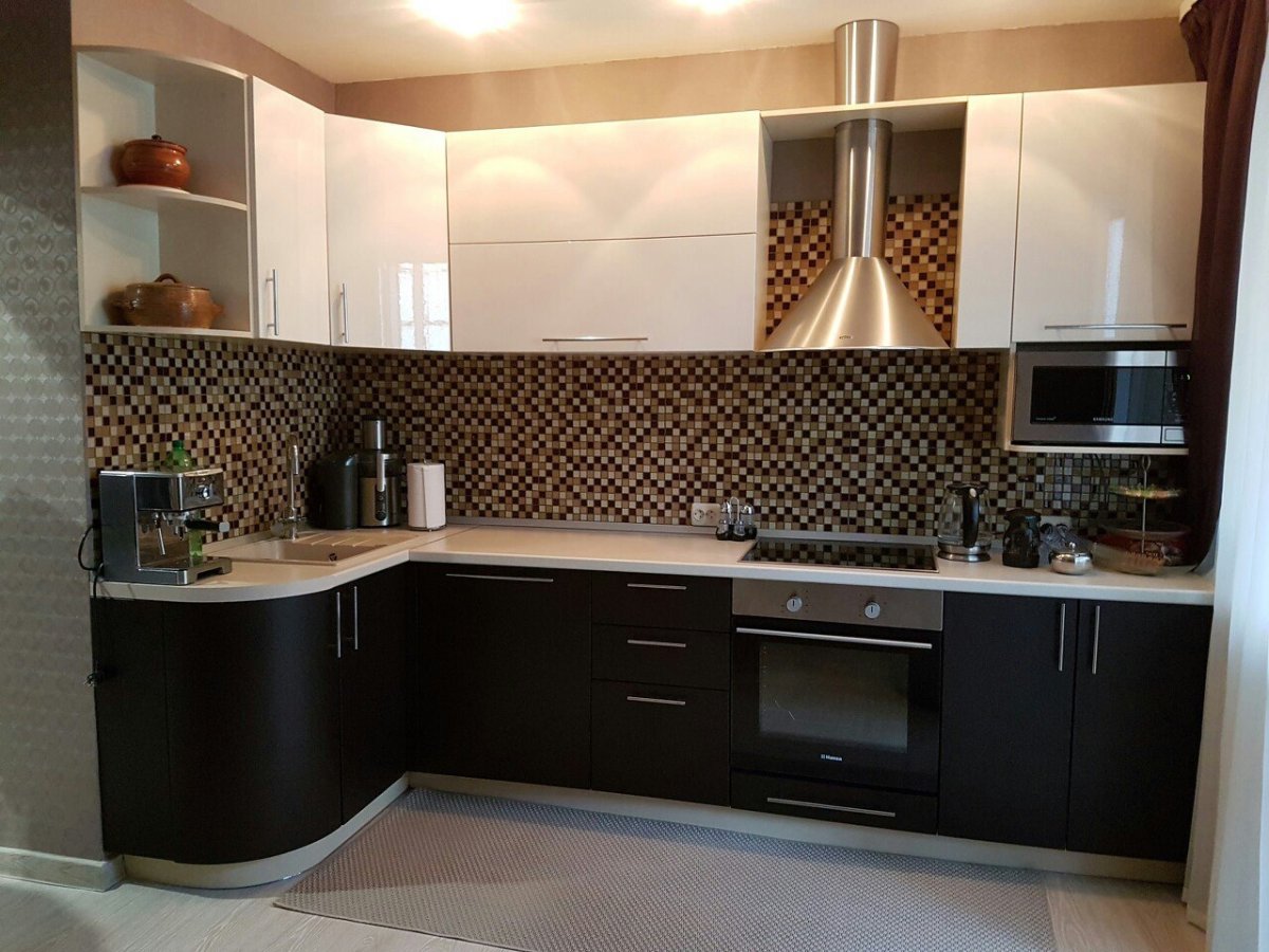 Кухонный гарнитур коричневый с бежевым