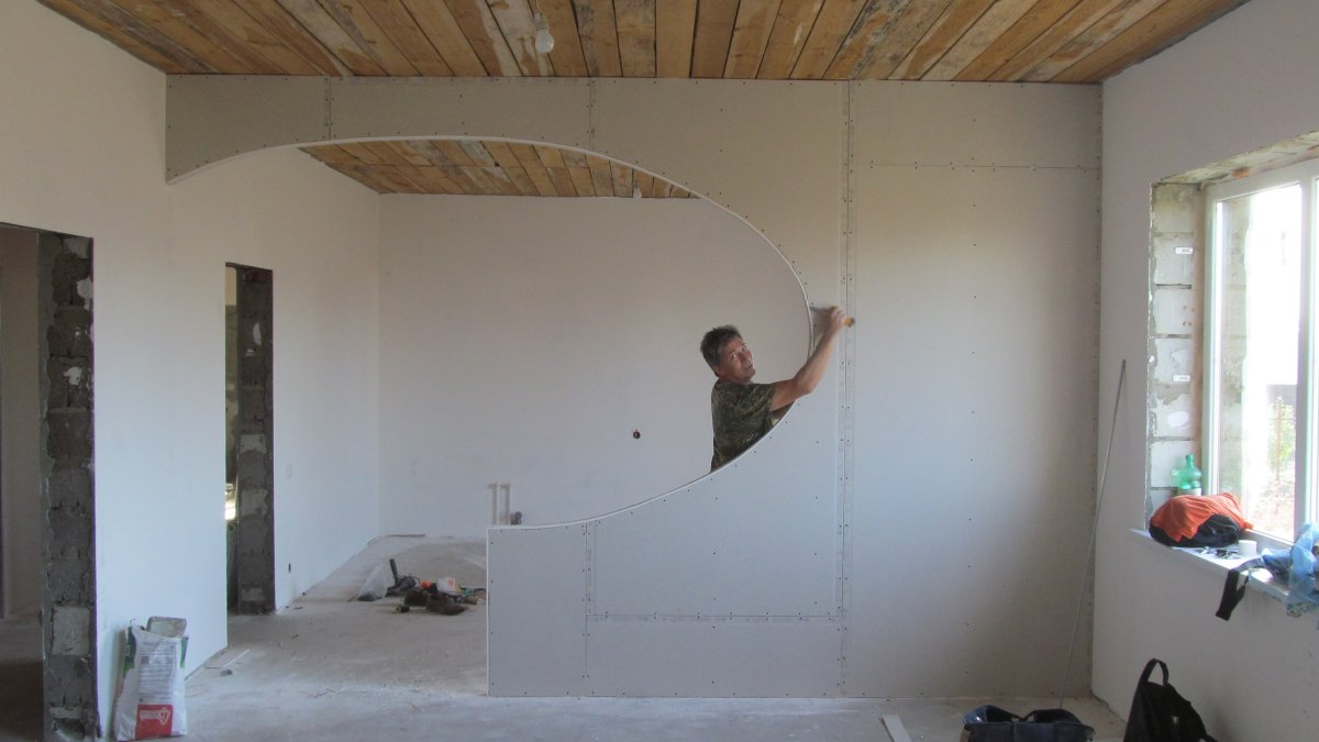 Двухъярусная стена из гипсокартона