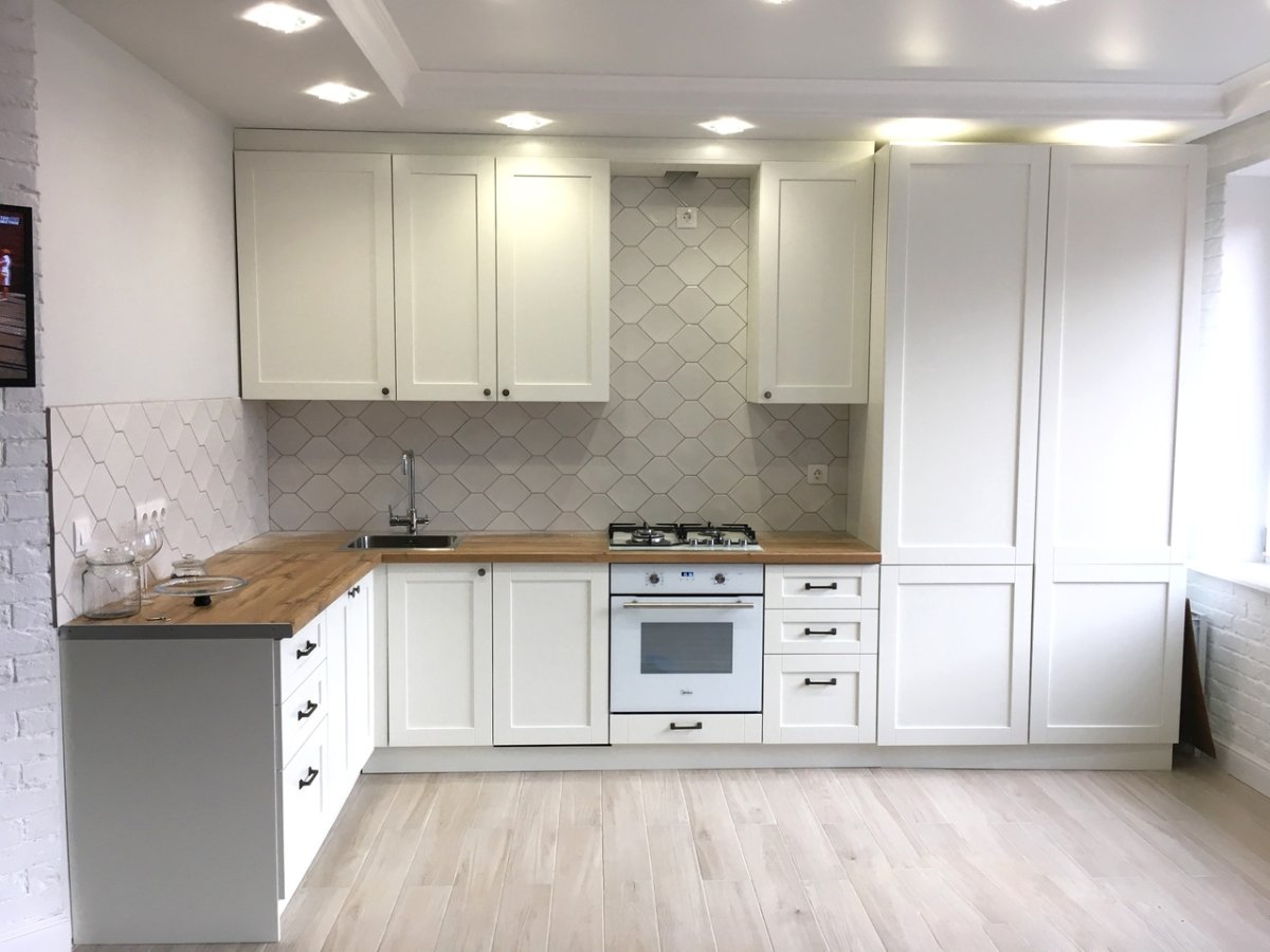 Кухня с белыми фасадами