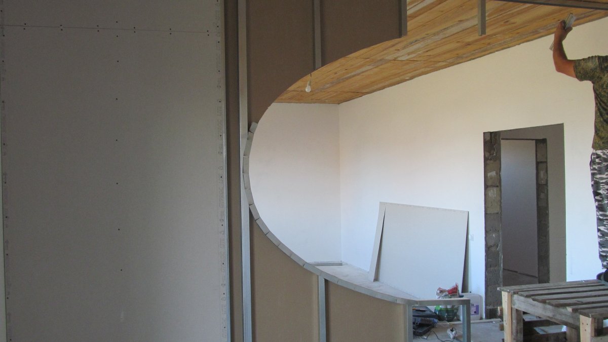 Перегородка в гостиной для зонирования