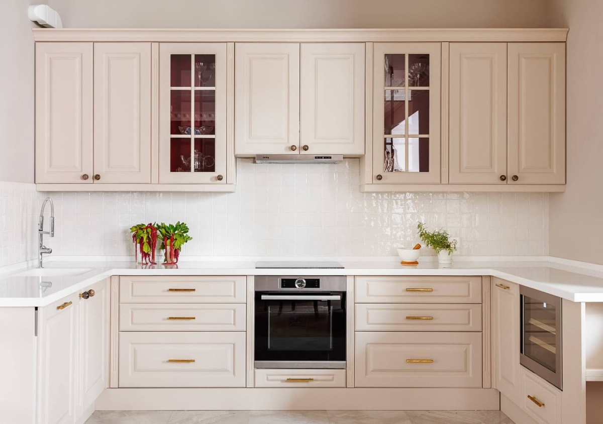 Светлая угловая кухня