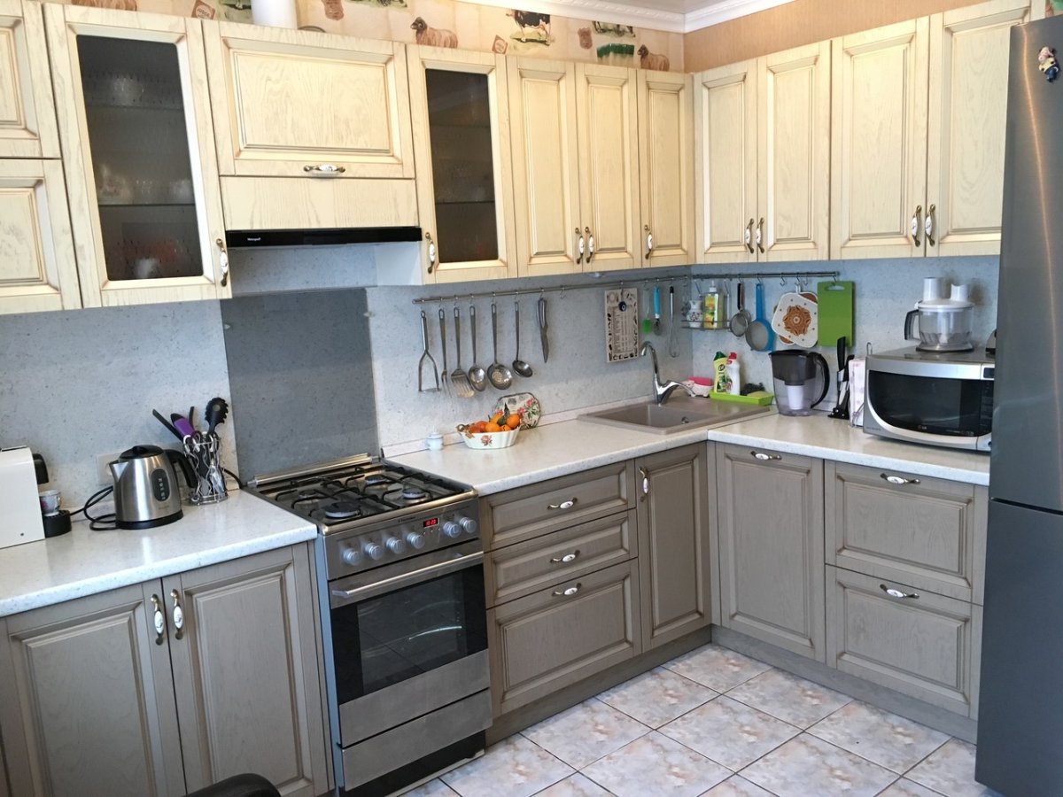 Кухонный гарнитур угловой светлый