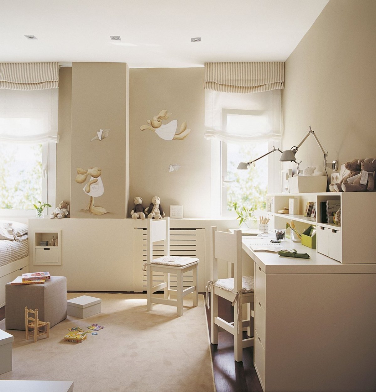 Детская комната для мальчика в бежевом цвете