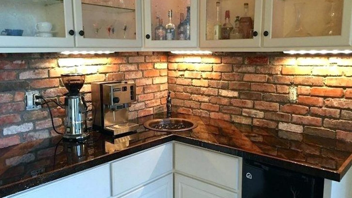 Кухня икеа с кирпичом