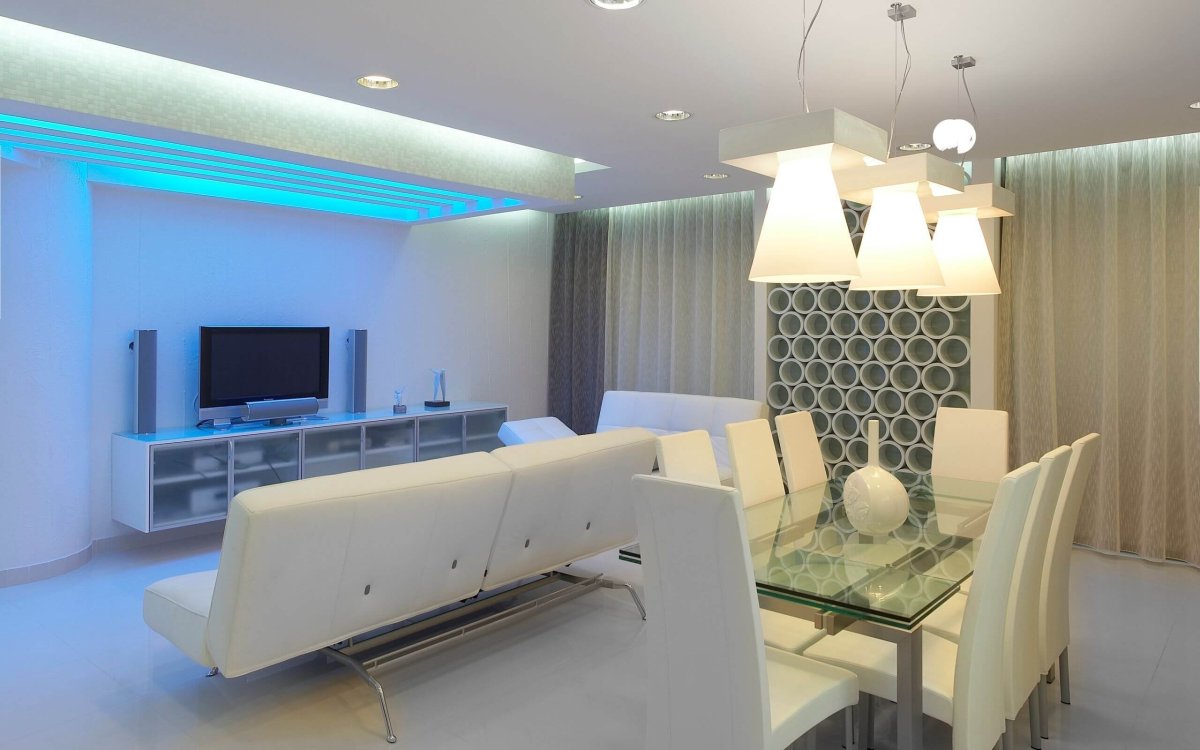 Светильники над столом в гостиной