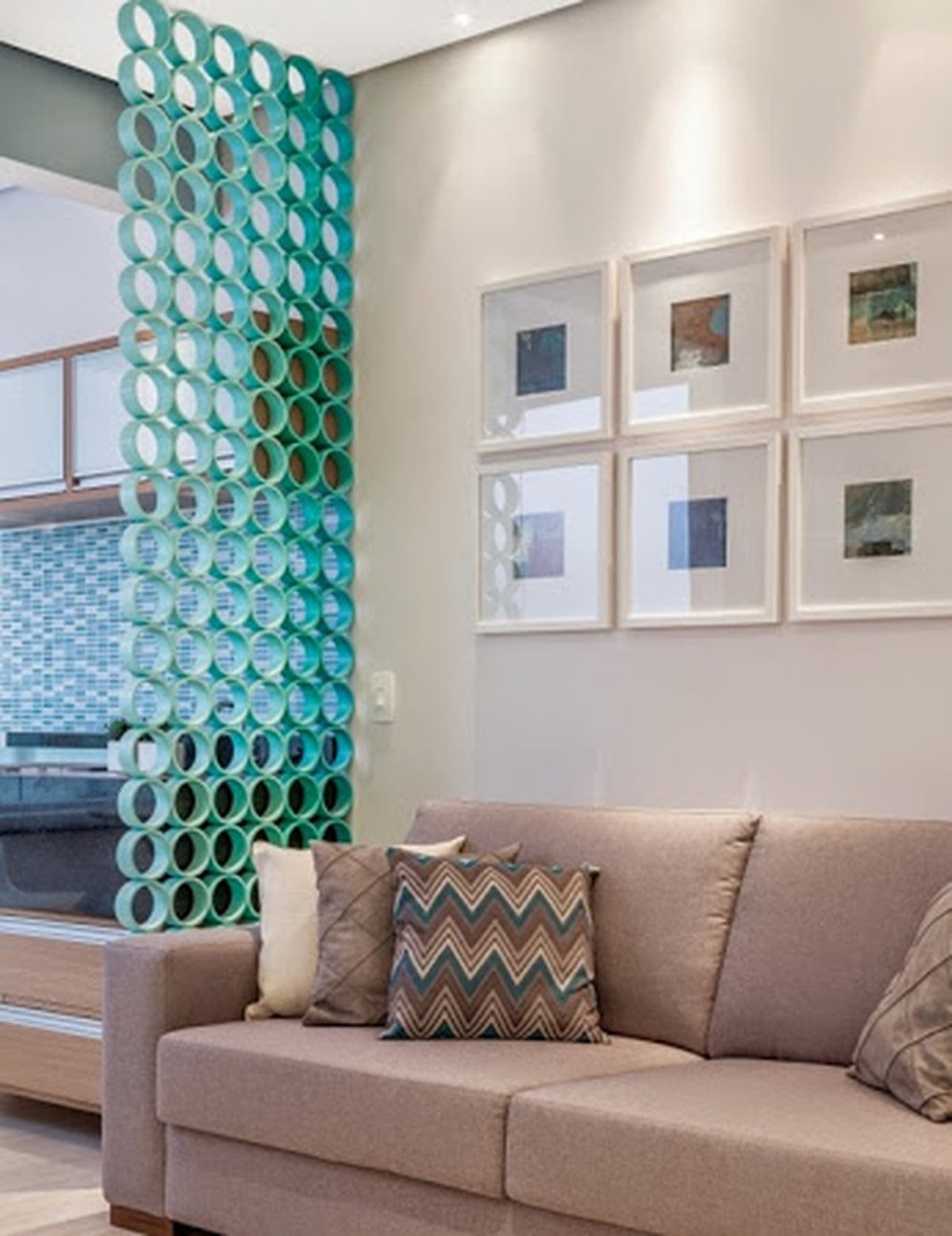 Кровать с перегородкой для зонирования