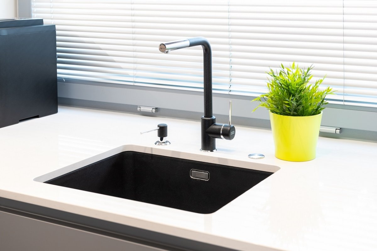 Деревянная столешница с черной раковиной для фотошопа