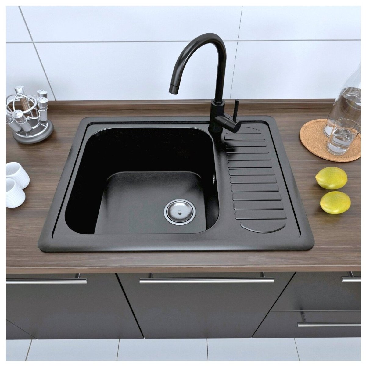 Черная раковина на белой столешнице