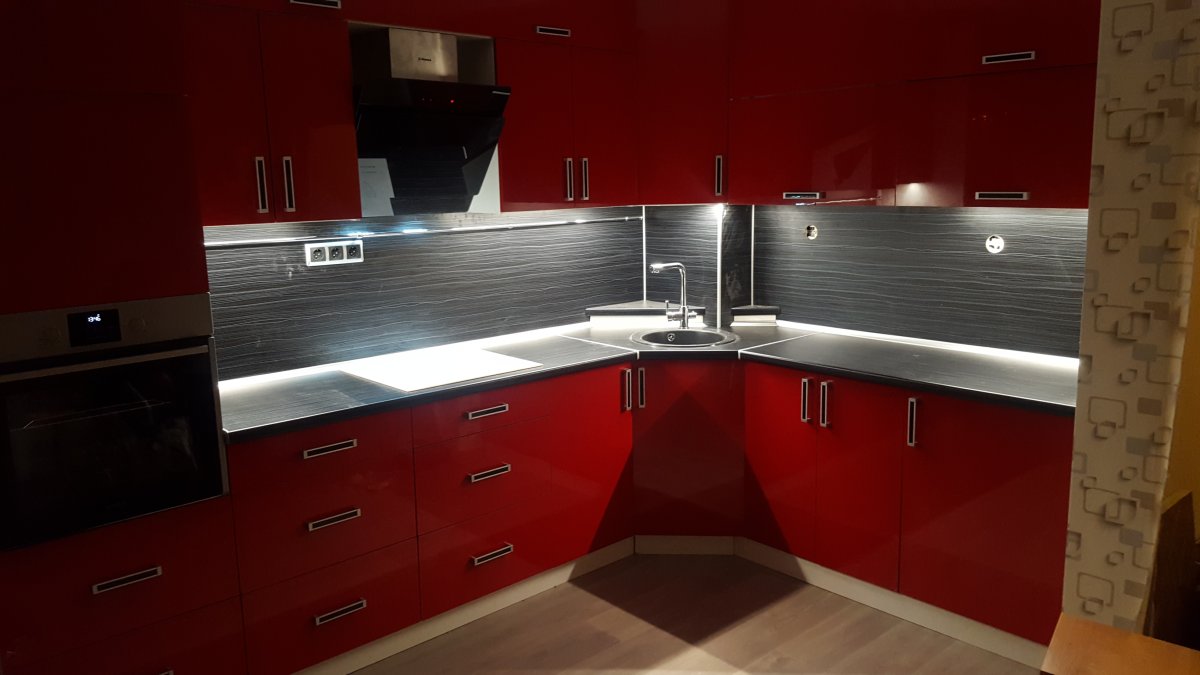 Белая кухня с красной столешницей