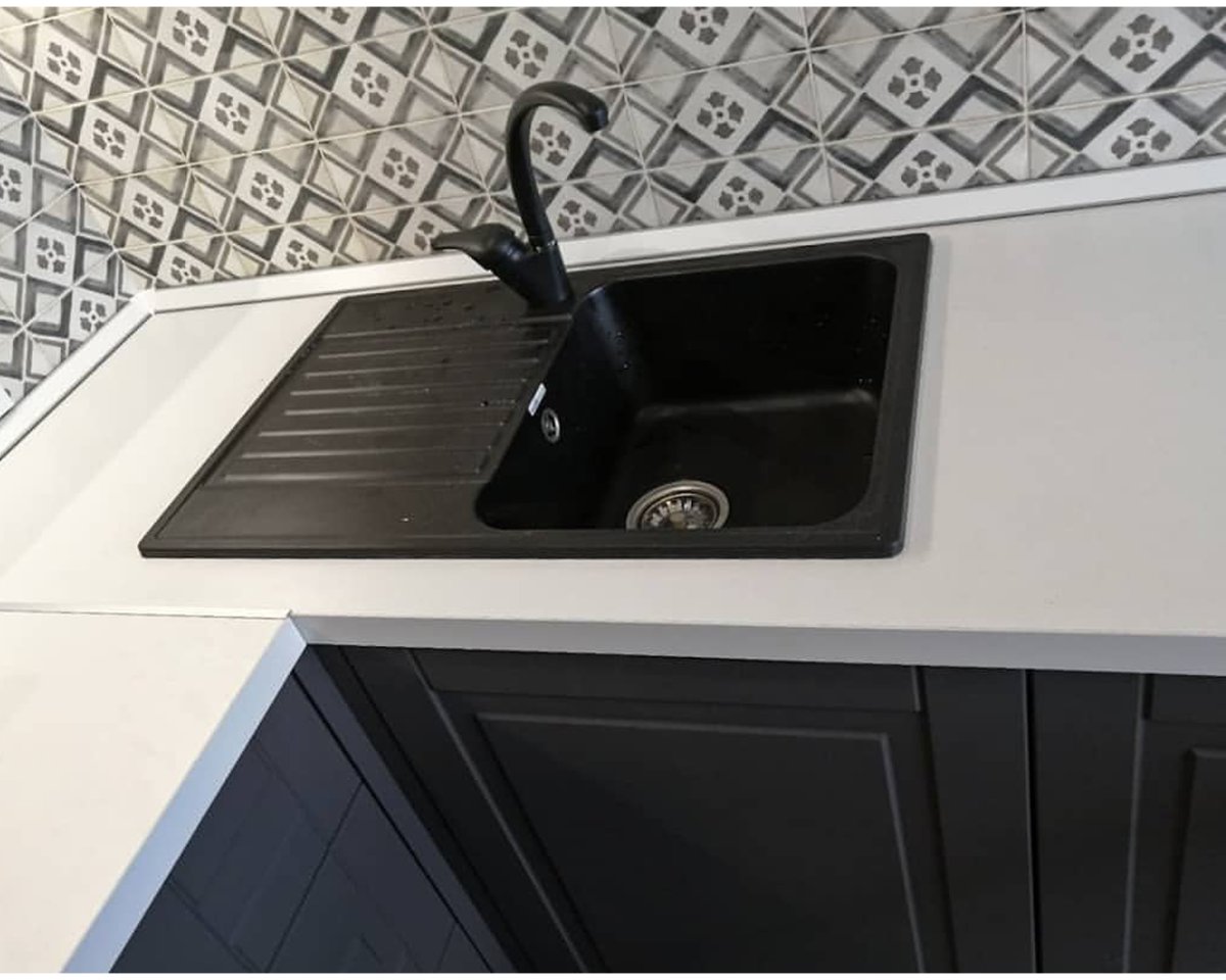 Кухонный гарнитур с черной мойкой