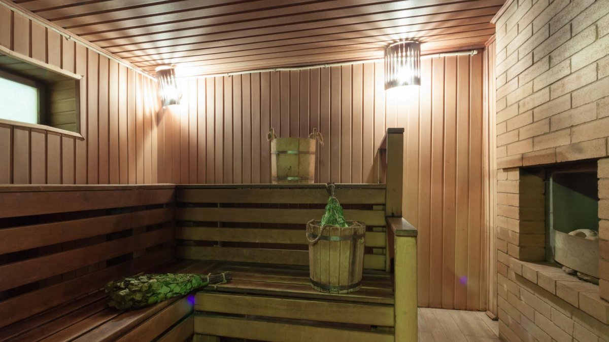 Баня с темными стенами