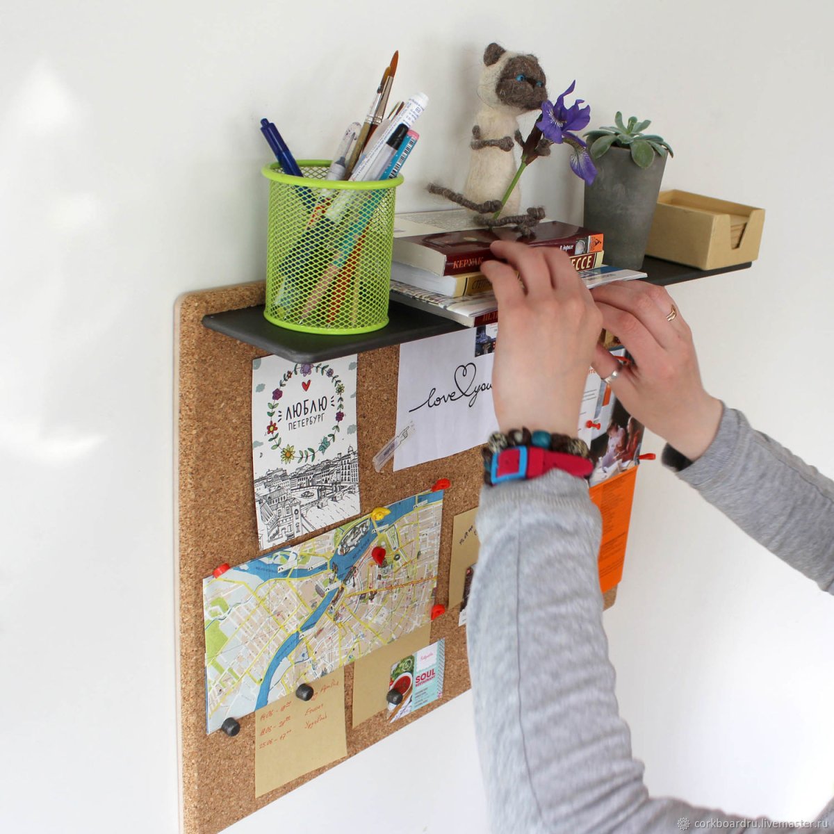 Пробковая доска на стену в интерьере