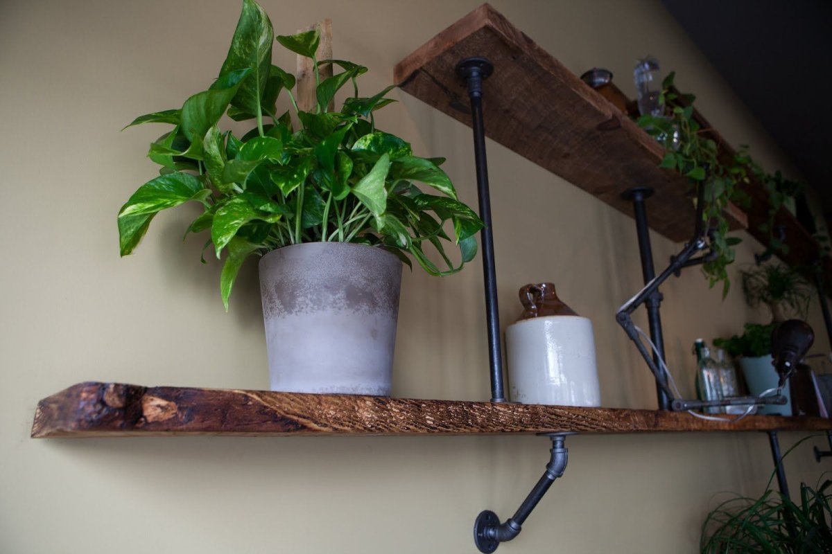 Полочка для цветов из досок