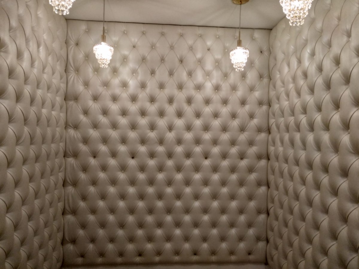 Обивка стен тканью