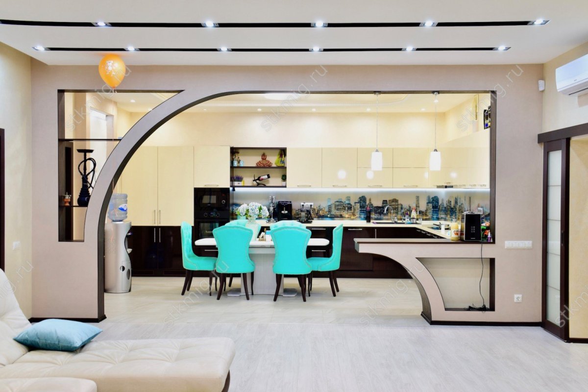 Стеклянная перегородка между кухней и гостиной