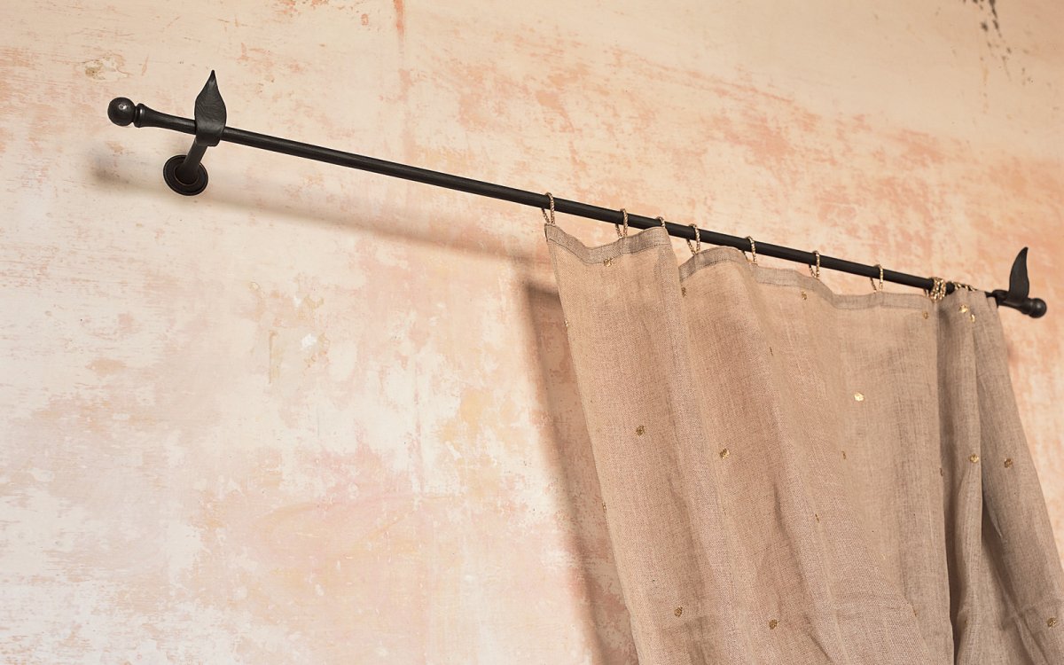 Настенный карниз в хрущевке в комнате