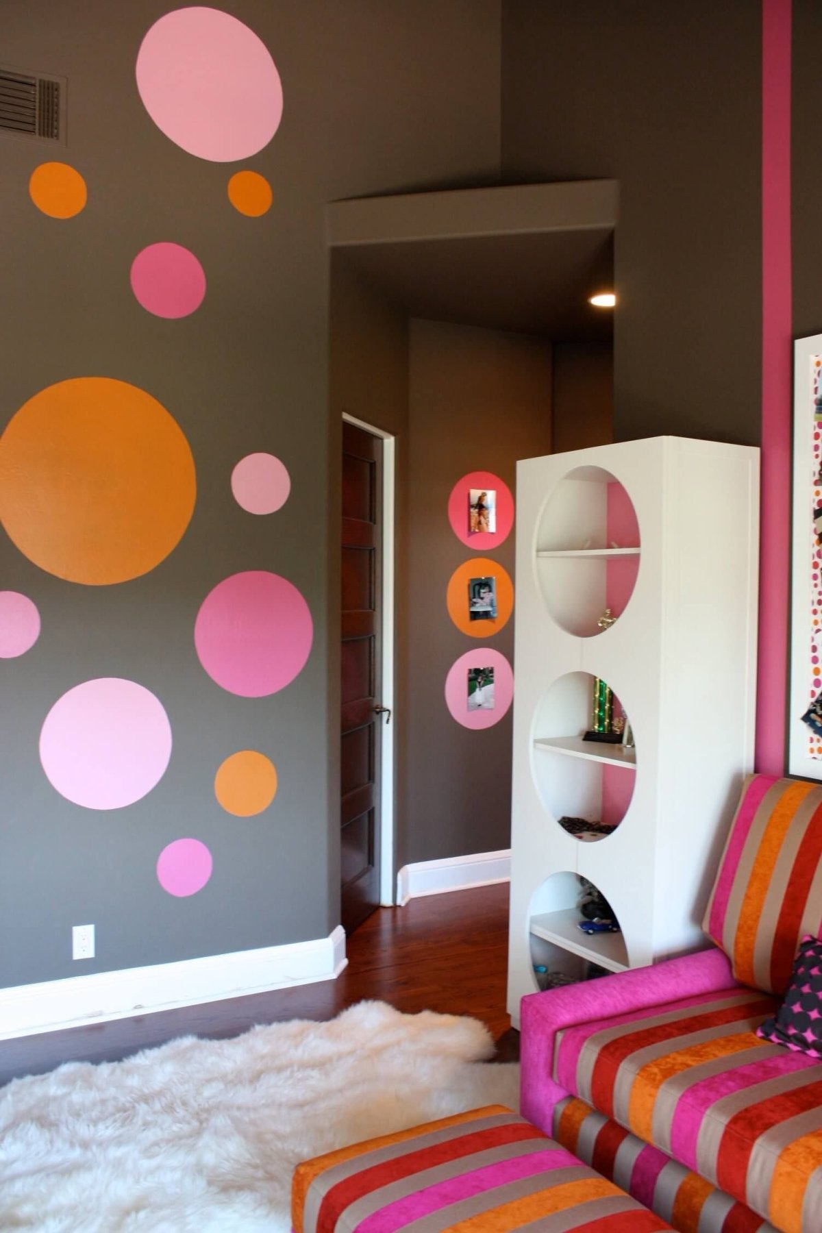 Тарелки на стене в интерьере