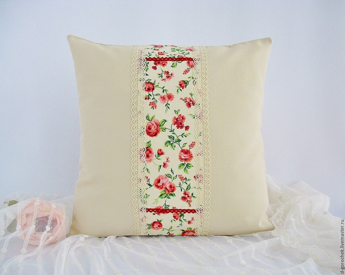 Декоративный подушки из комбинированной ткани