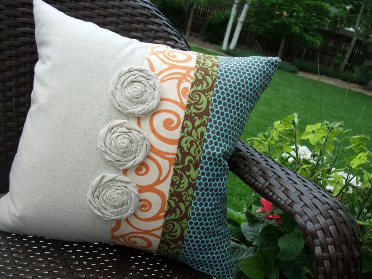 Подушки декоративные из нескольких тканей