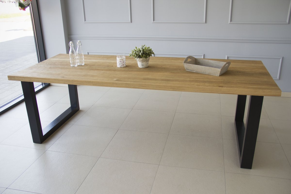 Интерьер кухни с большим столом