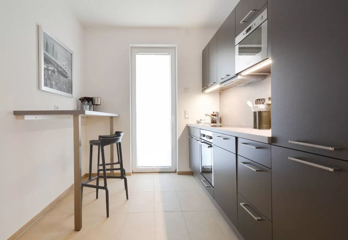 Узкая прямоугольная кухня