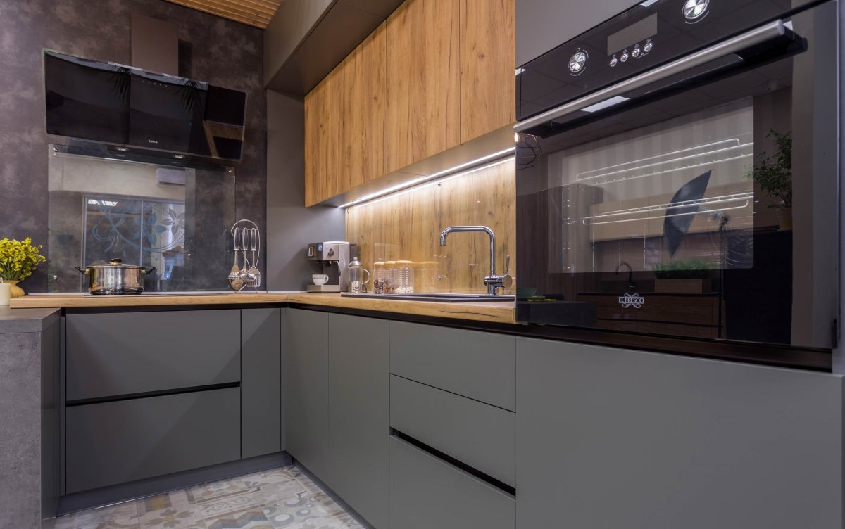 Стильная черная кухня