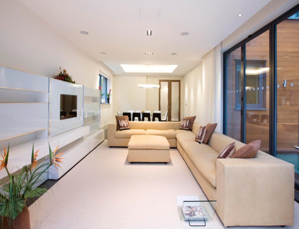 Современный интерьер гостиной в бежевых тонах 2022