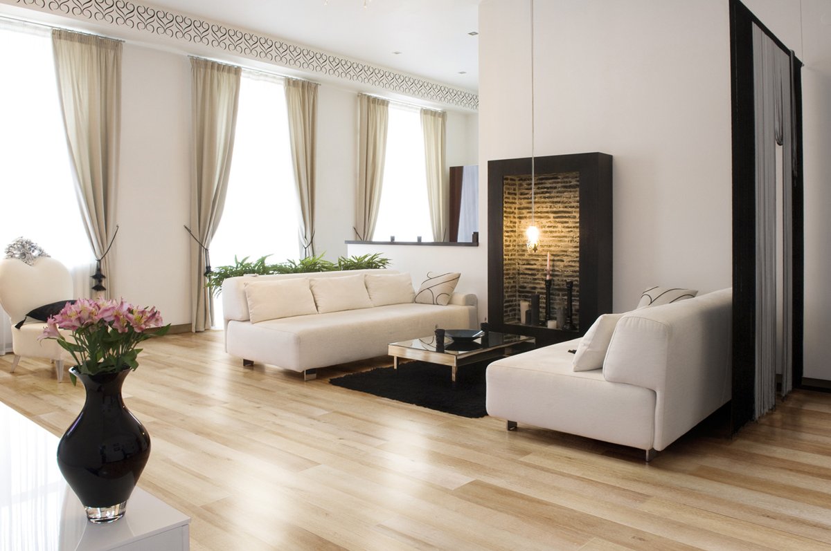 Современная гостиная в светлых тонах