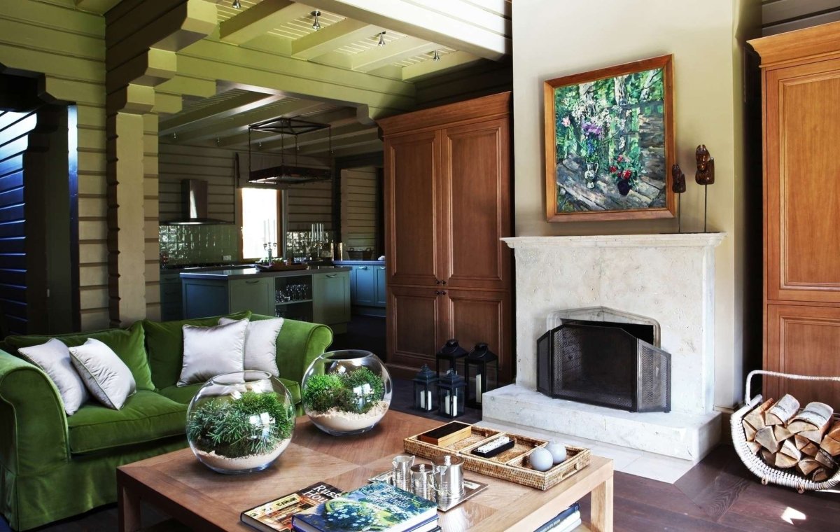 Гостиная в стиле Прованс в деревянном доме с обоями